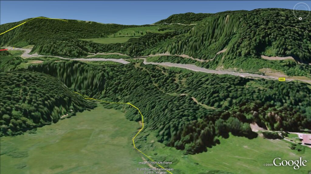 Route réalisée à flanc de coteau, à l'exemple de ce que l'on peut faire dans La Combe-Monterban sans surprise géologique...